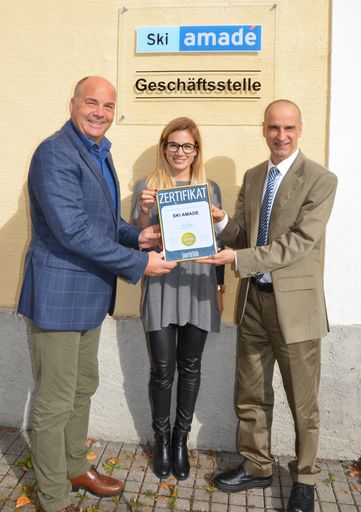  Dr. Jügen Molner von Superbrand Austria
überreicht Urkunde an Ski amadé in der Zentrale in Radstadt V.l. Dr.
Christoph Eisinger (Ski amadé Managing Director), Simone
Gruber-Hofer (Ski amadé Marketing), Dr. Jürgen Molner (Superbrand
Austria)
