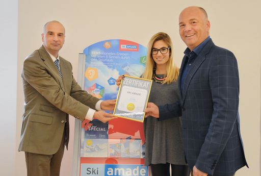 Vorschau Bild von Ski amadé erhält den diesjährigen Award als
Superbrand Austria V.l.: Dr. Jürgen Molner (Superbrand Austria),
Simone Gruber-Hofer (Ski amadé Marketing) und Dr. Christoph Eisinger
(Ski amadé Managing Director)