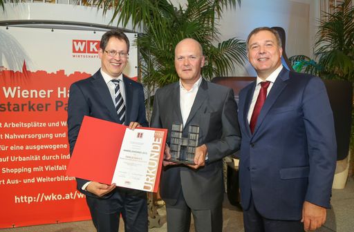  Dr. Franz Radatz (mi.) wurde stellvertretend für
das Familienunternehmen Radatz Fleischwaren-VertriebsgesmbH der
HANDELSHERMES 2015 – die höchste Auszeichnung des Wiener Handels –
von Spartenobmann Rainer Trefelik (li.) und
Wirtschaftskammer-Präsident Walter Ruck verliehen.