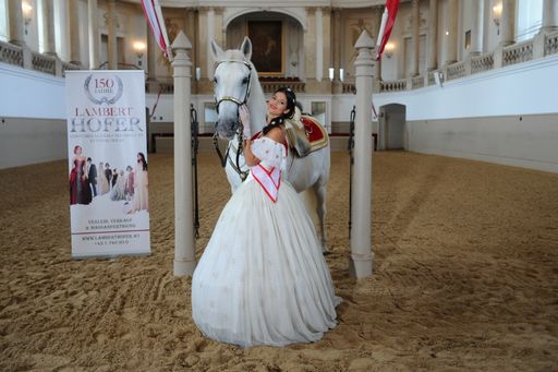  Sophie Totzauer (23) Miss Earth Austria 2015 in der
Spanischen Hofreitschule Wien in einem Kleid von Lambert Hofer