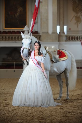 Vorschau Bild von Sophie Totzauer (23) Miss Earth Austria 2015 in der
Spanischen Hofreitschule Wien in einem Kleid von Lambert Hofer