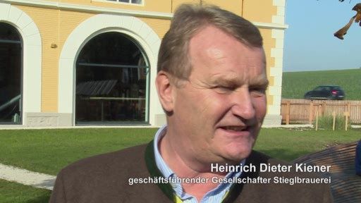 Anlässlich der Präsentation seines Buches „Auf
ein Bier mit John Maynard Keynes“ lud der geschäftsführende
Gesellschafter der Stieglbrauerei zu Salzburg, Heinrich Dieter
Kiener, ins Stiegl-Gut Wildshut. Der Eigentümer der größten
Privatbrauerei Österreichs hat dafür den Ort gewählt, der seine
Philosophie von nachhaltigem Wirtschaften und das Thema seines
Buches erlebbar macht. Denn diese Philosophie basiert auf zwei
simplen Grundsätzen: Dem Nutzen und der Notwendigkeit von
Regionalität sowie dem Respekt vor dem Wert der einfachen Dinge und
der Natur.