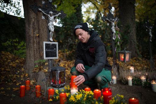  http://www.apa-fotoservice.at/galerie/7251 Junge
Gärtnerlehrlinge und angehende Floristinnen, Auszubildende der
Wiener Bildungseinrichtung "Jugend am Werk" verleihen den Gräbern
namenloser Menschen einen länger bleibenden Glanz. In der Dämmerung
geben die Grablaternen ein mystisches Licht. Eine Aktion der
AETERNA-Lichte zu Allerheiligen - in Gedenken an die namenlosen
Ertrunkenen in der Donau, die zwischen 1900 und 1940 im Hafenbecken
von Wien-Albern geborgen wurden.