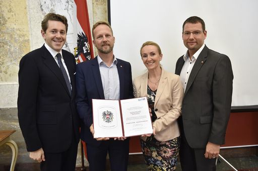 Staatssekretär Harald Mahrer übergibt die
Auszeichnung an Christian Schug (Vorsitzender der Geschäftsleitung
von Lidl Österreich), Lydia Kaltenbrunner (Geschäftsbereichsleiterin
Personal Lidl Österreich) und Christian Putz
(Bereichsleiter für Personalentwicklung bei Lidl Österreich
) (v.l.)