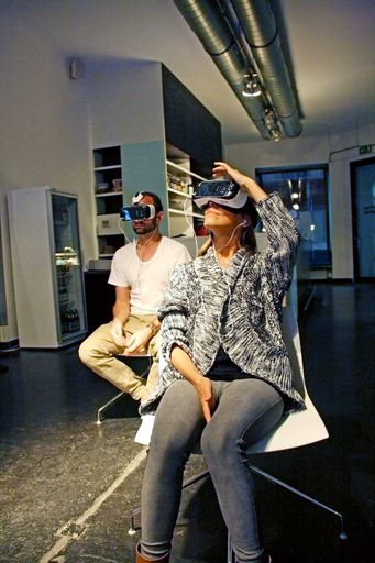  Pärchen im "vrei", der Virtual Reality Lounge im 7.
Bezirk