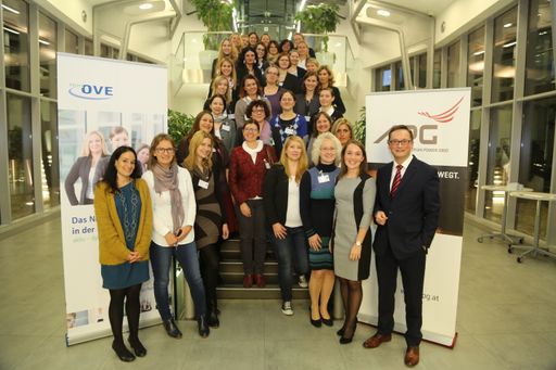 Vorschau Bild von Studentinnen, Professorinnen, Expertinnen,
Führungskräfte aus der Elektrotechnik, Informationstechnik und
Energiewirtschaft folgten der Einladung von femOVE und APG