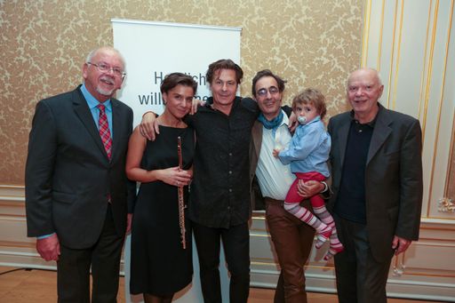 http://www.apa-fotoservice.at/galerie/7242 Am Bild
v.l.n.r.: Dkfm. Hans Raumauf (Vorstandsdirektor des Wiener
Städtischen Versicherungsvereins), das Künstlerpaar Maria Fedotova
und Michael Dangl, Pianist Paul Gulda mit Sohn und Gramola-Chef
Richard Winter.