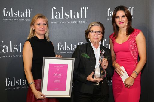 Waltraud Jöbstl bei der Preisübergabe (v.l. GF
Falstaff Elisabeth Kamper, Brennerin Waltraud Jöbstl, Ö3 Moderatorin
Elke Lichtenegger)