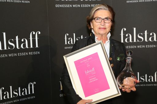 Vorschau Bild von Brennerin Waltraud Jöbstl erhält die Auszeichnung „Brenner
Lebenswerk“ bei der Falstaff Bar & Spirits Gala