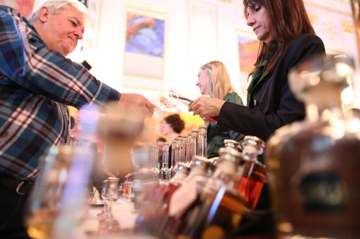 Vorschau Bild von Besucher verkosten die prämierten Jöbstl Destillate bei der
Falstaff Bar & Spirits Gala