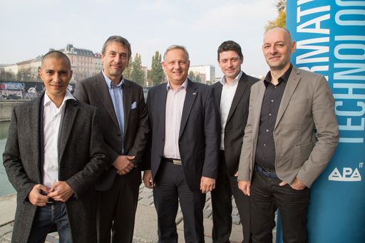 http://www.apa-fotoservice.at/galerie/7289
Expertentalk zum Trendthema „Video“ beim APA-IT-BusinessBreakfast im
Otto Wagner Schützenhaus, v.l.n.r.: Patricio Hetfleisch
(Geschäftsführer Digital/Online der Moser Holding AG), Maurizio
Berlini (Managing Director Goldbach Media), Alexander Falchetto
(Geschäftsführer APA-IT), Alexis Johann (Geschäftsführer styria
digital one), Marcus Hebein (Moderation)