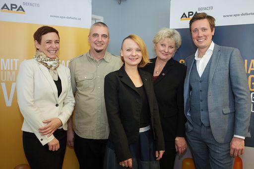  http://www.apa-fotoservice.at/galerie/7292/ Am Bild
v.l.n.r.: Andrea Hansal (ING-DiBa), Ritchie Pettauer (Blogger,
Uni-Lektor und Online Marketing Berater), Daniela Pichler (Amnesty
International Österreich), Waltraud Wiedermann (APA-DeFacto GmbH)
und Alexander Raffeiner (Moderator).