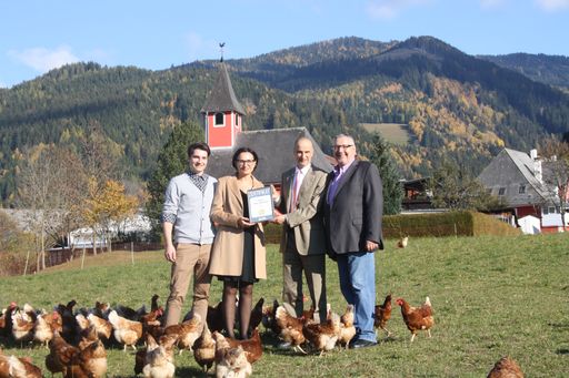  Markus Hubmann, Barbara Hubmann, Dr. Jürgen Molner (Country Brand
Manager) und Toni Hubmann (Inhaber Toni`s Freilandeier) (von links
nach rechts)
