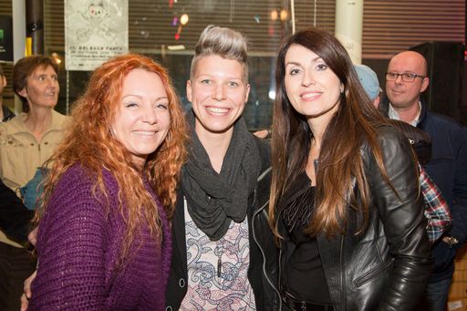 Vorschau Bild von Musikerinnen singen FREUDE FÜR MOMO