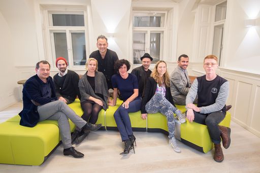  http://www.apa-fotoservice.at/galerie/7293 Im Bild
v.l.n.r.: Oliver Jauk, Florian Schwarzmayr, Bianca Drapela, Ken
Krueger, Hannah Neunteufel, Martin Sommerbauer, Kathi Koeck, Sammy
Zayed und Karl Diwisch.