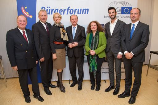 http://www.apa-fotoservice.at/galerie/7283 Im Bild
v.l.n.r.: Moderator; Werner Gössl (Bezirksvorsitzender
Stadtausschuss Hollabrunn, SPÖ); Angelika Mlinar (Mitglied des
Europäischen Parlaments, NEOS - ALDE); Othmar Karas (Mitglied des
Europäischen Parlaments, ÖVP - EVP); Monika Vana (Mitglied des
Europäischen Parlaments, Grüne - Grüne/EFA); Udo Landbauer
(Abgeordneter zum NÖ Landtag, FPÖ); Mag. Georg Pfeifer (Leiter des
Informationsbüros, Haus der europäischen Union Wien)
