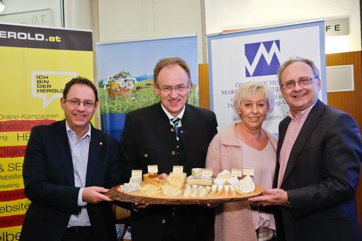Peter Drobil begrüßt Maria Kitzler, Reinhard Rosenauer und Josef
Stiendl bei der ÖMG-Business Lounge im Radio Cafe.