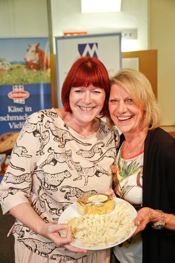 Vorschau Bild von Gabriele Stanek und Christine Grünwald mit Schärdinger Käse