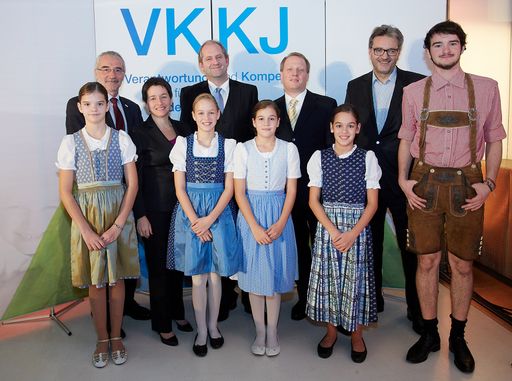  Festakt zu 40 Jahre VKKJ in der Aula der
Wissenschaften: v.l. Michael Pap, 2. Obmann-Stv. NÖGKK, Gesundheits-
und Sozialstadträtin Sonja Wehsely, VKKJ-Geschäftsführer Andreas
Steuer, VKKJ-Obmann Stefan Stadler und FSW-Geschäftsführer Peter
Hacker mit dem Kinderquintett „Fünf auf einen Streich“ aus Amstetten
