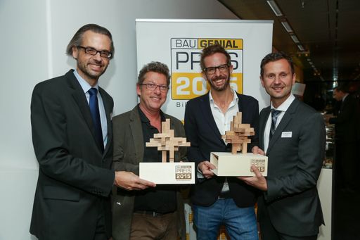  http://www.apa-fotoservice.at/galerie/7233 Im Bild
von links nach rechts: BAU.GENIAL Juryvositzender DI Gerhard
Kopeinig, Preisträger DI Markus Thurnher von Fink Thurnher
Architekten; Mag. arch. Lois Hagmüller von Hagmüller Architekten ZT
GmbH; BAU.GENIAL Vize-Präsident Mag. Andreas Bauer