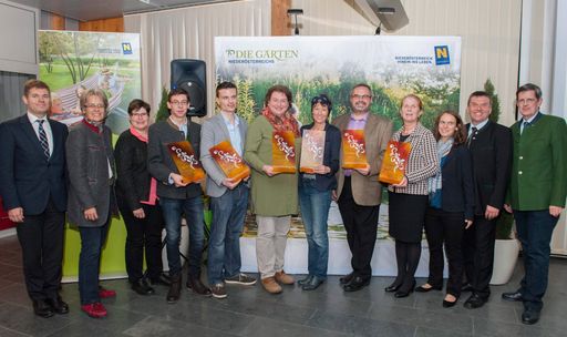 Im Bild (v.l.n.r.): Mag. Christian Neuwirth (Amt
der Niederösterreichischen Landesregierung), Tourismuslandesrätin
Dr.in Petra Bohuslav, Christa Lackner, MBA MA (Natur im Garten),
Philipp Parbus (Wein4tler Bauerngarten), Peter Pichler (Molzbachhof
Paradiesgart‘l), Maria Meyer-Nolz (Bibelreferat Diözese St. Pölten),
DI Katrin Ehlert (ARCHE NOAH), Dipl.-Kfm. (FH) Josef Piller
(Amethyst Welt Maissau), OStR Prof. Mag. Martine Hrubesch, MAS (HLF
Tourismusschulen Krems), DI Katharina Haider (Natur im Garten),
Reinhard Kittenberger (Kittenberger Erlebnisgärten), Prof. Christoph
Madl, MAS (Niederösterreich-Werbung)