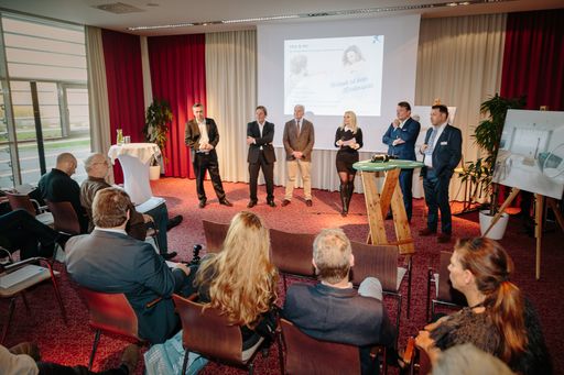 Vorschau Bild von Im Bild v.l.n.r.: DI Michael Kleindienst, Dir.
Peter Kothgasser, BM DI Alexander Pongratz, Moderatorin Sylvia Graf,
COO Jan Hein Simons, Hoteldirektor Thomas Prenneis