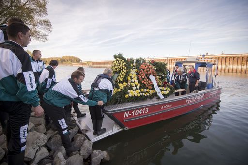  http://www.apa-fotoservice.at/galerie/7282
Spendenübergabe auf dem Friedhof der Namenlosen