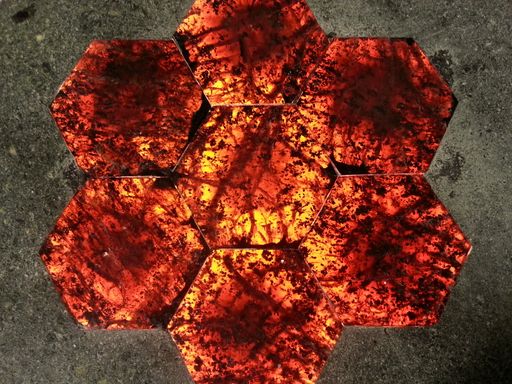  Hauchdünn geschnittene, hinterleuchtete
Granatscheiben.