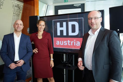 Vorschau Bild von http://www.apa-fotoservice.at/galerie/7303 Im Bild
v.l.n.r. Matthias Schwankl, Head of Product Management der M7 Group,
Bianca Schwarzjirg, Moderatorin und Martijn van Hout, Vice President
der M7 Group und Country Manager für Österreich und Deutschland