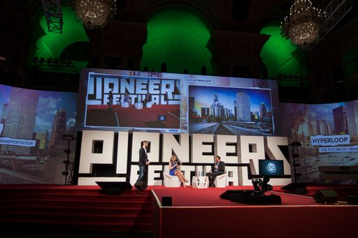 Vorschau Bild von Bühne Pioneers Festival 2015, mit Präsentation des Hyperloop
