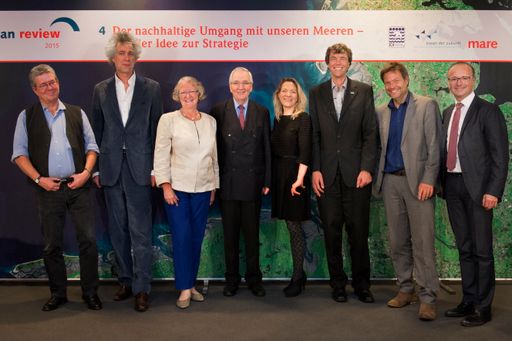 Am 10. November wurde die neue Publikation von
maribus und vom Exzellenzcluster »Ozean der Zukunft« vor rund 300
Besuchern, darunter zahlreiche Vertreter aus Politik, Wirtschaft und
Wissenschaft, vorgestellt. Von links: Prof. Dr. Konrad Ott, Nikolaus
Gelpke, Gesine Meißner, Prof. Dr. Klaus Töpfer, Prof. Dr. Antje
Boetius, Prof. Dr. Martin Visbeck, Dr. Robert Habeck, Karsten
Schwanke.