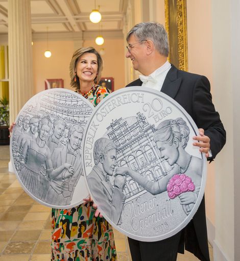 Eine Silbermünze zum 60. Wiener Opernball. Der
Blumenstrauß auf dem Geldstück ist himbeerrot.