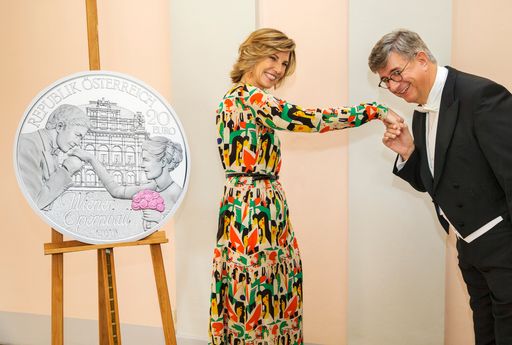 Vorschau Bild von Mit Handkuss grüßt Münze Österreich-Generaldirektor
Gerhard Starsich Opernball-Organisatorin Desirée Treichl-Stürgkh