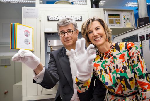 Vorschau Bild von Opernball-Organisatorin Desirée Treichl-Stürgkh und
Generaldirektor Gerhard Starsich mit den ersten bunten
„Opernball-Münzen“ aus Silber