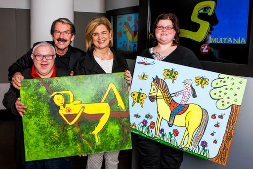  Helmuth A. Ploschnitznigg, Initiator des
Kunstpreises, Bettina Glatz-Kremsner, Vorstandsdirektorin
Österreichische Lotterien und die Gewinner Andreas Lappi und Barbara
Kreuzer präsentieren stolz die Gewinnerbilder.