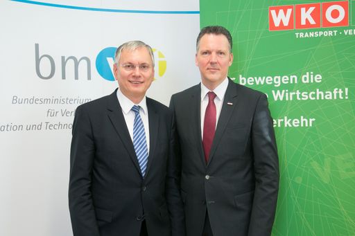  Pressekonferenz: Stöger und Klacska präsentieren
Zukunft der LKW-Maut in Österreich: Ökologisch, planbar,
transparent, wirtschaftsverträglich Im Bild v.l.n.r.:
Verkehrsminister Alois Stöger, Alexander Klacska, WKÖ
Bundessparten-Obmann