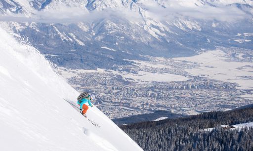 Powder, offene Hänge, perfekte Lines – die
Freeride City Innsbruck macht ihrem Namen alle Ehre. Wie hier in der
Axamer Lizum mit Blick auf Innsbruck, einem der vier Hotspots für
die Szene.