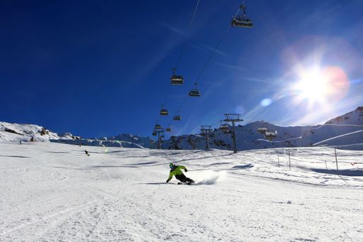 Wintersportfreunde dürfen sich in
Obergurgl-Hochgurgl bereits über gute Pistenqualität freuen (Bild
aufgenommen am 12.11.2015) und profitieren bis 22. November von
ermäßigten Skipasstarifen.