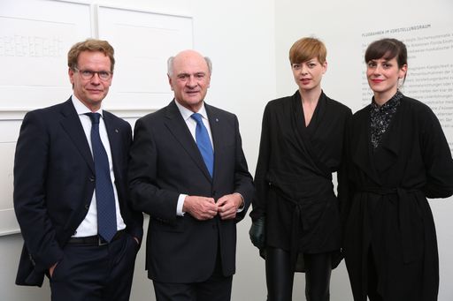  http://www.apa-fotoservice.at/galerie/7313 Im Bild
vlnr: Stefan Szyszkowitz (EVN Vorstand), Erwin Pröll
(Landeshauptmann NÖ), Jorinde Voigt (Künstlerin), Stephanie
Damianitsch (Kuratorin Kunsthalle Krems)