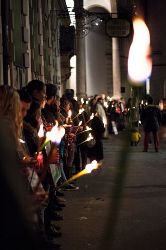 Beginn der Lichterkette auf der Universitätsstraße
vor der Hofkirche in Innsbruck
