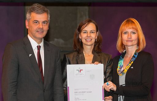 Offizielle Verleihung des Zertifikats
„berufundfamilie“ durch Familienministerin Karmasin an GOURMET
(10.11.2015 im Odeon in Wien) v.l.n.r. Mag. Johann Pinterits,
Geschäftsführer GOURMET, Familienministerin Dr. Sophie Karmasin,
Mag. Renate Berg-Zelko, Frauen- und Familienbeauftragte bei GOURMET