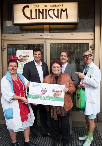 Spendenübergabe an die CliniClowns im Café Clinicum
im Wr. AKH. Im Bild v.l.n.r.: CliniClown "Dr. Prof. Lotte Ledig",
Herbert Fuchs (Geschäftsführer GOURMET), Liane Steiner
(Generalsekretärin Verein CliniClowns), Adolf Hager (Betriebsleiter
Café Clinicum), CliniClown "Dr. Hänsel"