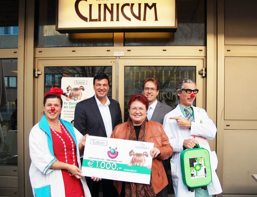 Vorschau Bild von Spendenübergabe an die CliniClowns im Café Clinicum
im Wr. AKH. Im Bild v.l.n.r.: CliniClown "Dr. Prof. Lotte Ledig",
Herbert Fuchs (Geschäftsführer GOURMET), Liane Steiner
(Generalsekretärin Verein CliniClowns), Adolf Hager (Betriebsleiter
Café Clinicum), CliniClown "Dr. Hänsel"