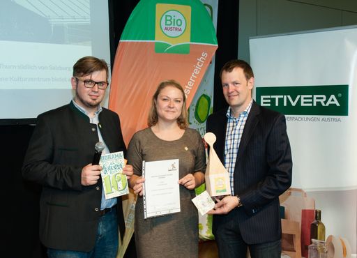 Geschäftsführer Hannes Reithmayr vom Gasthaus Schützenwirt in St.
Jakob bei der Übernahme der Bio-Gastro-Trophy