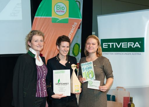 Vorschau Bild von Mag. Rita Huber, GF von "Rita bringt's" in Wien bei der Übernahme
der Bio-Gastro-Trophy