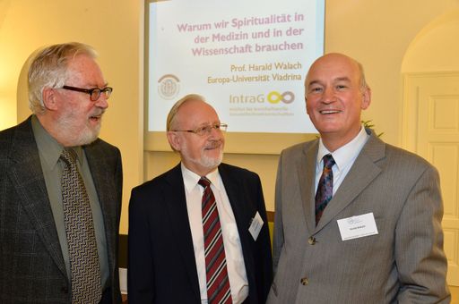 Im Bild v.l.n.r.: Univ.-Prof. Dr. Herbert
Pietschmann, Univ.-Prof. Dr. Wolfgang Marktl, Prof. Dr. Dr. phil.
Harald Walach.