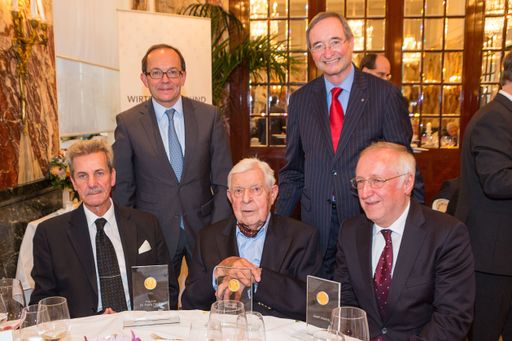 Wirtschaftsbund-Präsident Christoph Leit und
Wirtschaftsbund-Generalsekretär Peter Haubner gemeinsam mit den drei
Preisträgern (v.l.n.r.) Dr. Franz Fiedler, Professor Herbert Krejci
und Josef Urschitz.