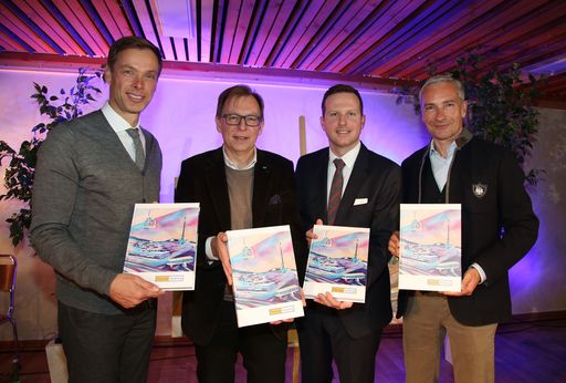 (v.r.n.l.) ORF-Sportmoderator Rainer Pariasek,
Hauser Kaibling Geschäftsführer Arthur Moser, Landesrat Dr.
Christian Buchmann und Hauser Kaibling-Markenbotschafter Thomas
Sykora bei der Buchpräsentation Hauser Kaibling.
