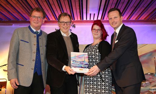 Vorschau Bild von (v.r.n.l.): Hauser Kaibling Geschäftsführer
Arthur Moser, Künstlerin Marlene Schaumberger, Landesrat Dr.
Christian Buchmann und Bürgermeister Gerhard Schütter bei der Hauser
Kaibling-Buchpräsentation.