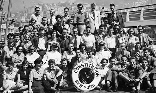 Vorschau Bild von Eine Gruppe der ersten österreichischen Fulbright
StipendiatInnen auf der S.S. Constitution unterwegs nach New York
City, Genoa, September 1951